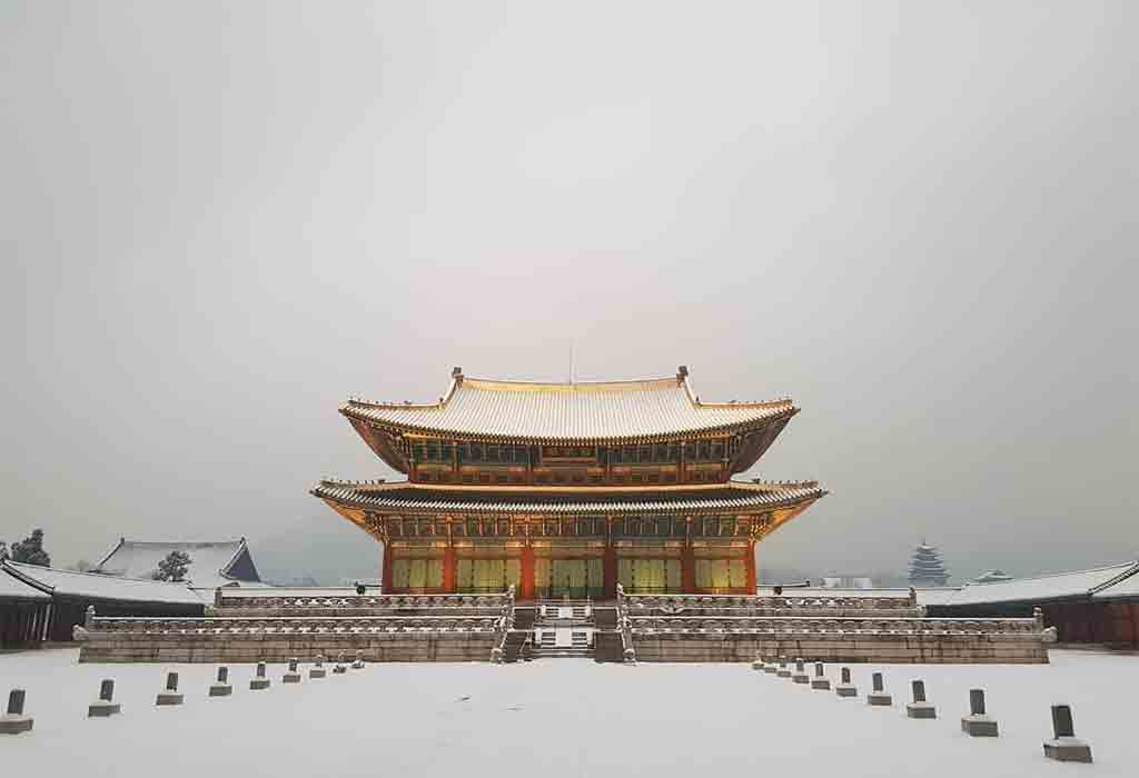 Gyeonbok Palace - one of the tourist attractions in Seoul that you should not miss. The largest of the Five Palaces built in Seoul during the Joseon Dynasty.