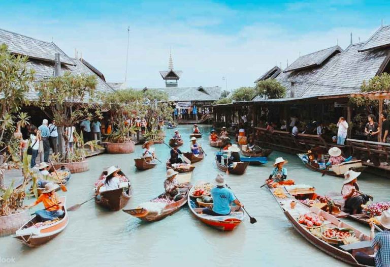Pattaya Floating Market - Showcase the beautiful ancient Thai riverside living community and authentic ways of life.