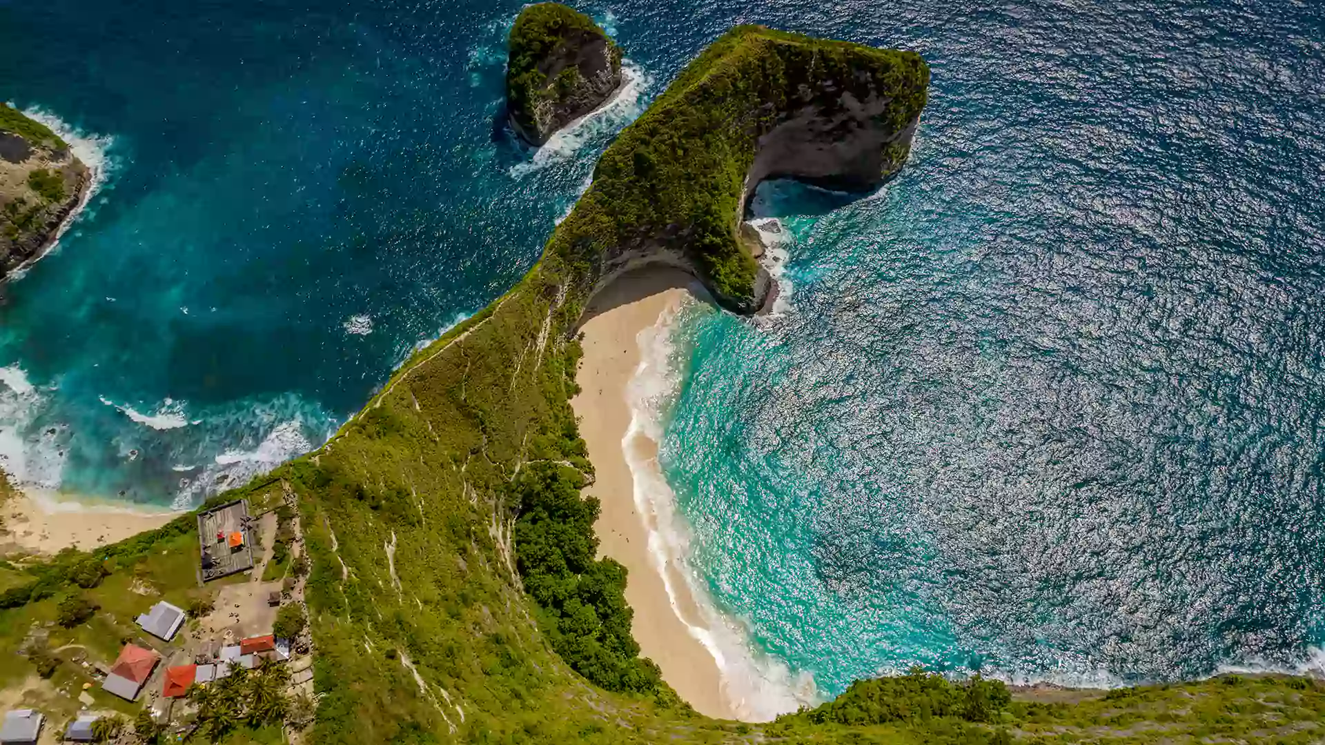 Panorama Kelingking Beach Nusa Penida Bali dengan laut biru jernih, tebing ikonik, <yoastmark class=
