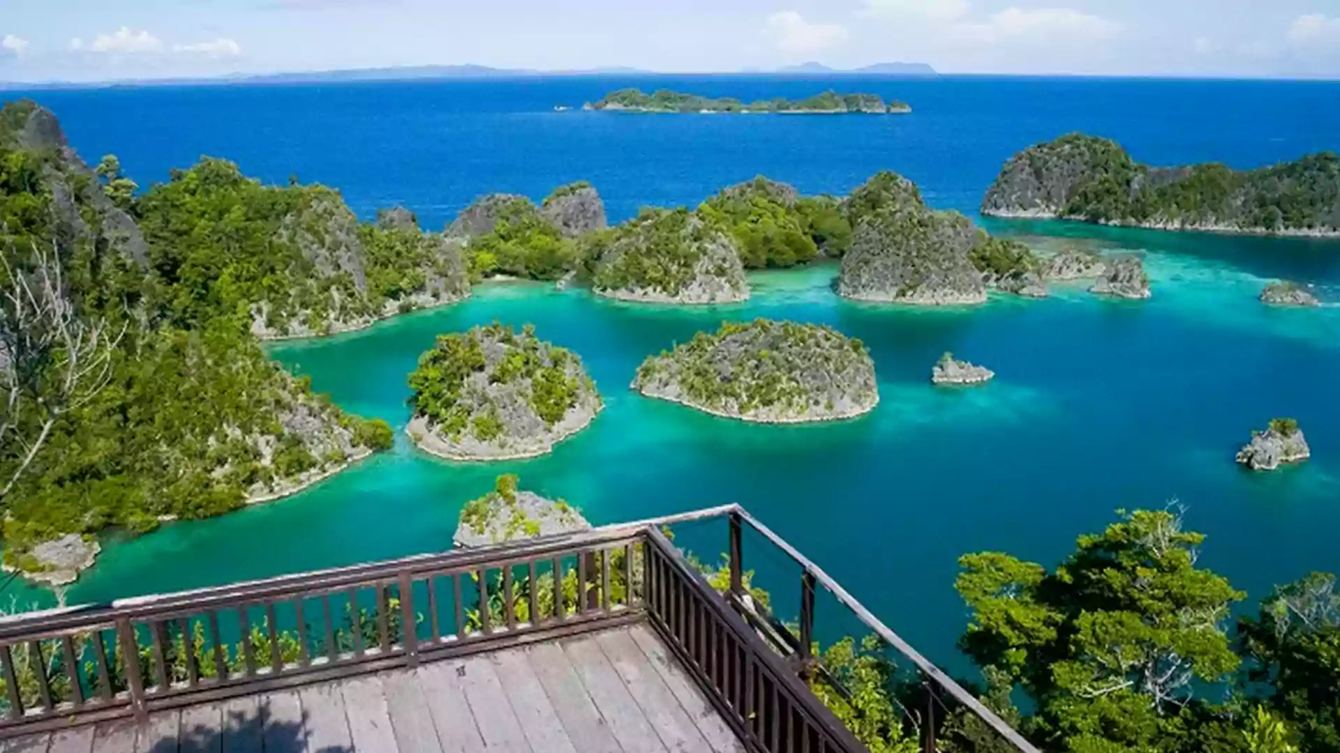 Viewpoint ikonik Piaynemo Raja Ampat menampilkan gugusan pulau karst dengan laut biru jernih.