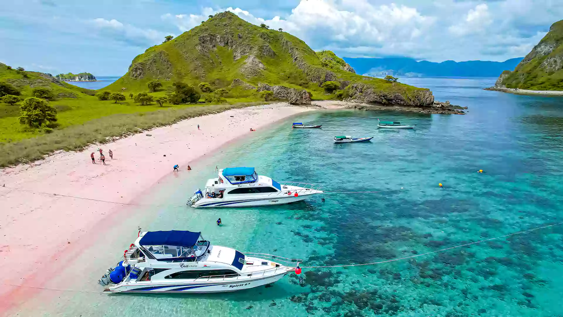 Pasir unik Pink Beach Labuan Bajo, destinasi wisata Labuan Bajo wajib dengan spot snorkeling Labuan Bajo.