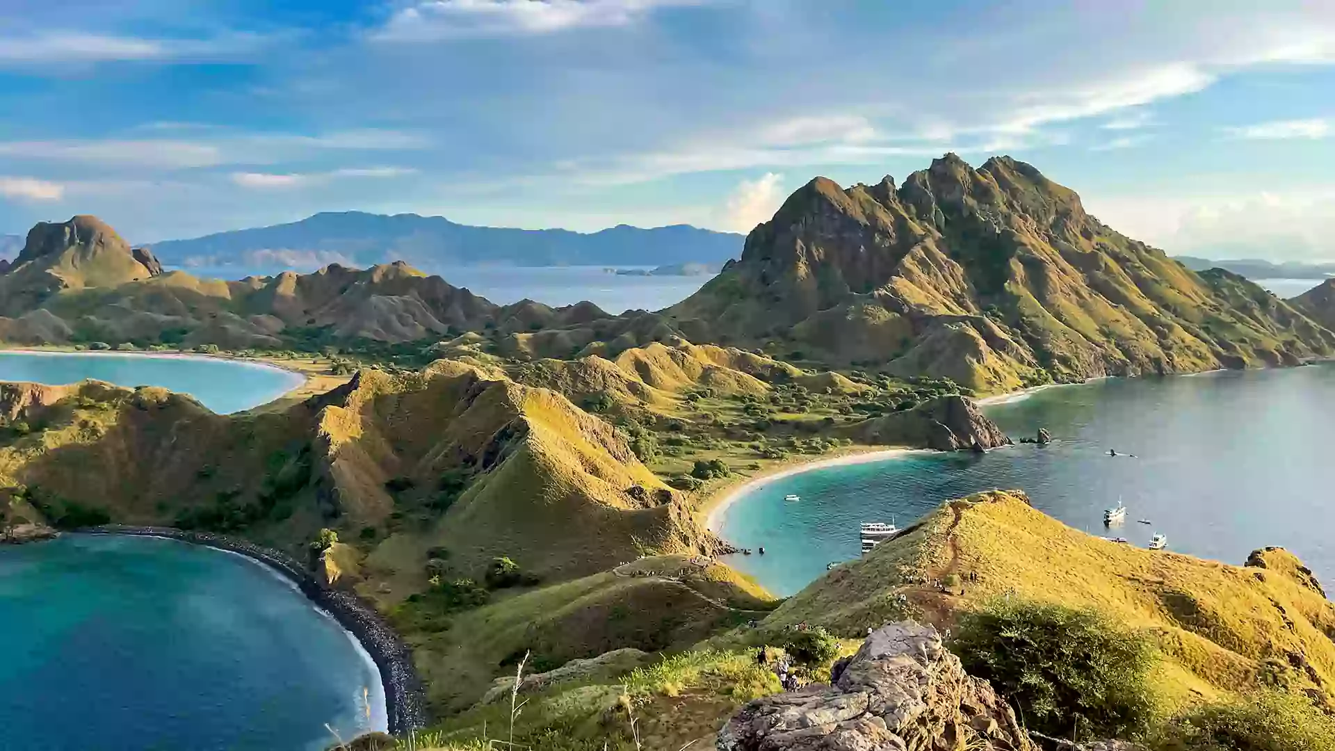 Panorama Pulau Padar Labuan Bajo, destinasi wisata Labuan Bajo hits dengan pemandangan laguna.