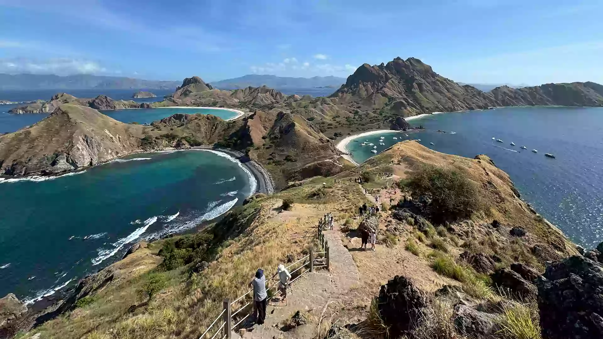 Pemandangan pulau padar yang indah dengan langit biru dan laut biru. Inilah paket tour wisata labuan bajo yang wajib di kunjungi.