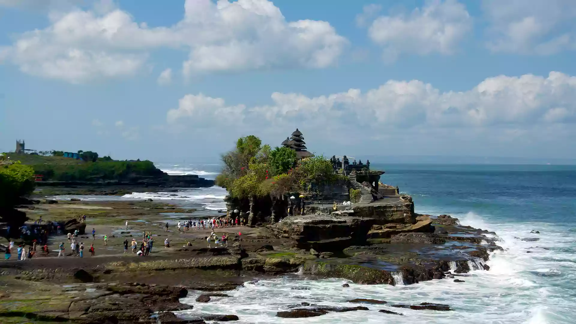 Pemandangan Pura Tanah Lot Bali di atas batu karang, <yoastmark class=