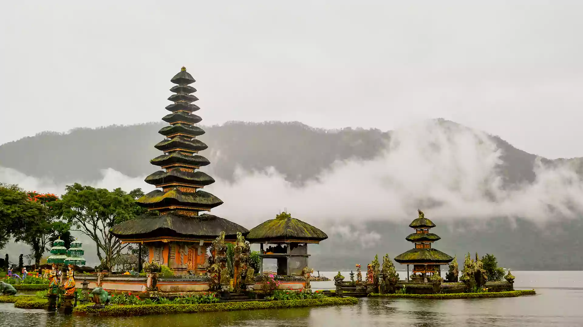 Pura Ulun Danu Beratan Bali dengan kabut dan danau indah, <yoastmark class=