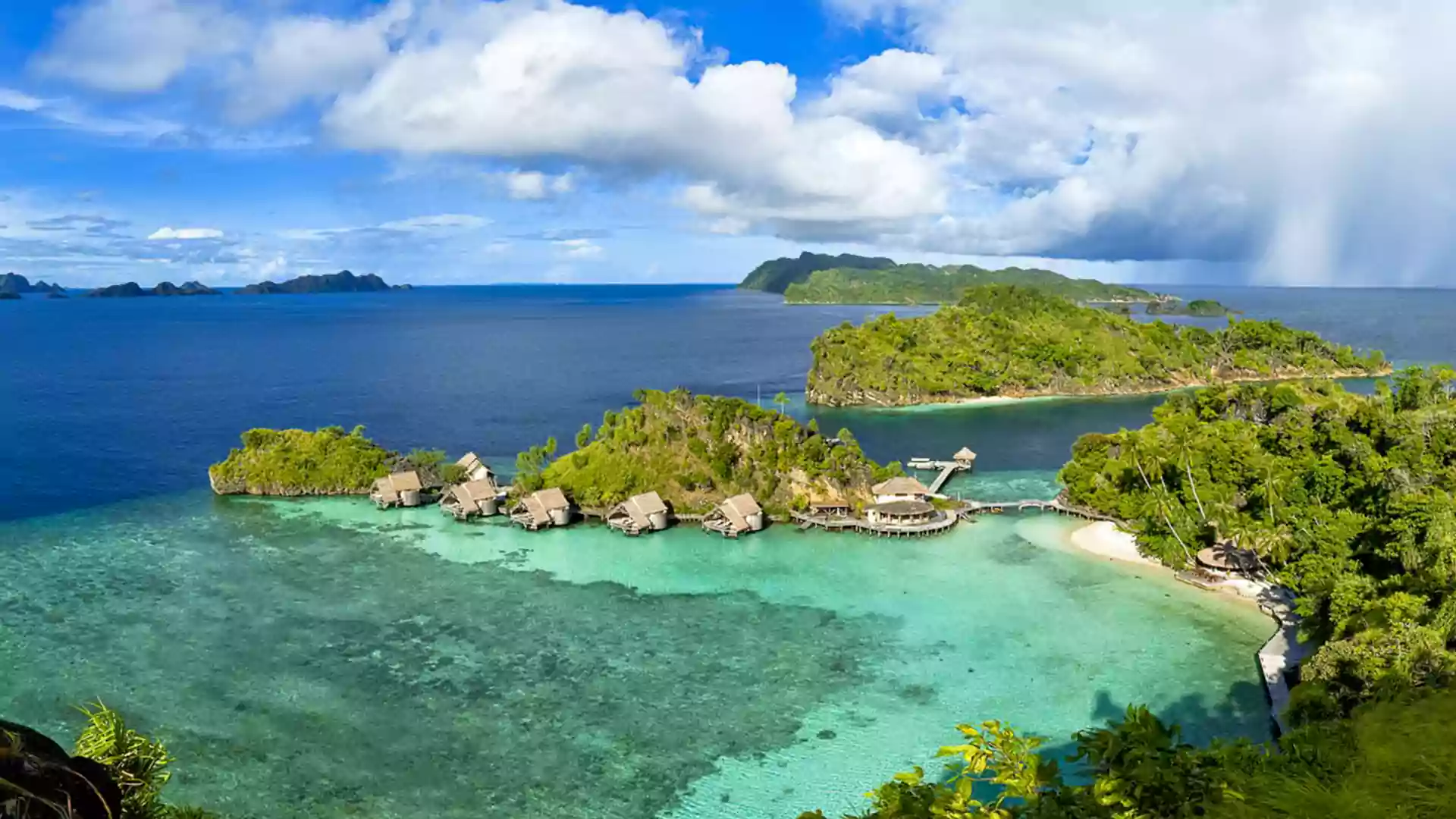 Pulau Misool Raja Ampat dikelilingi laguna hijau toska, cocok untuk diving dan snorkeling.