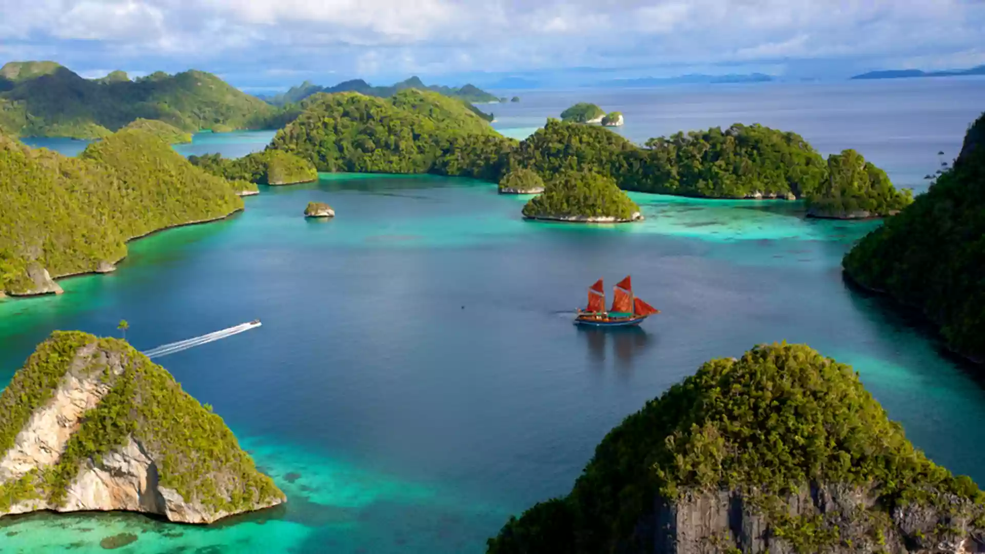 Wayag Raja Ampat dengan bukit karst dan air laut biru jadi spot trekking dan fotografi alam.