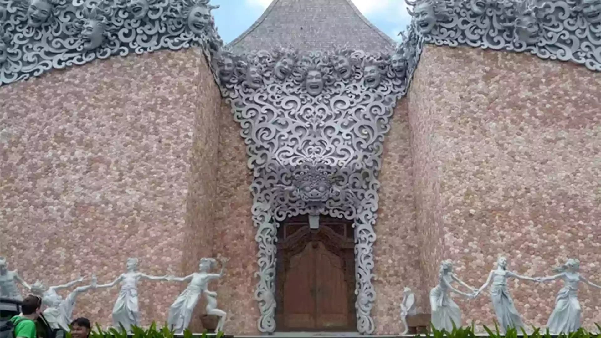 Desa Celuk - Sentra kerajinan perak dan emas di Bali, tempat kamu bisa melihat sekaligus mencoba membuat perhiasan.
