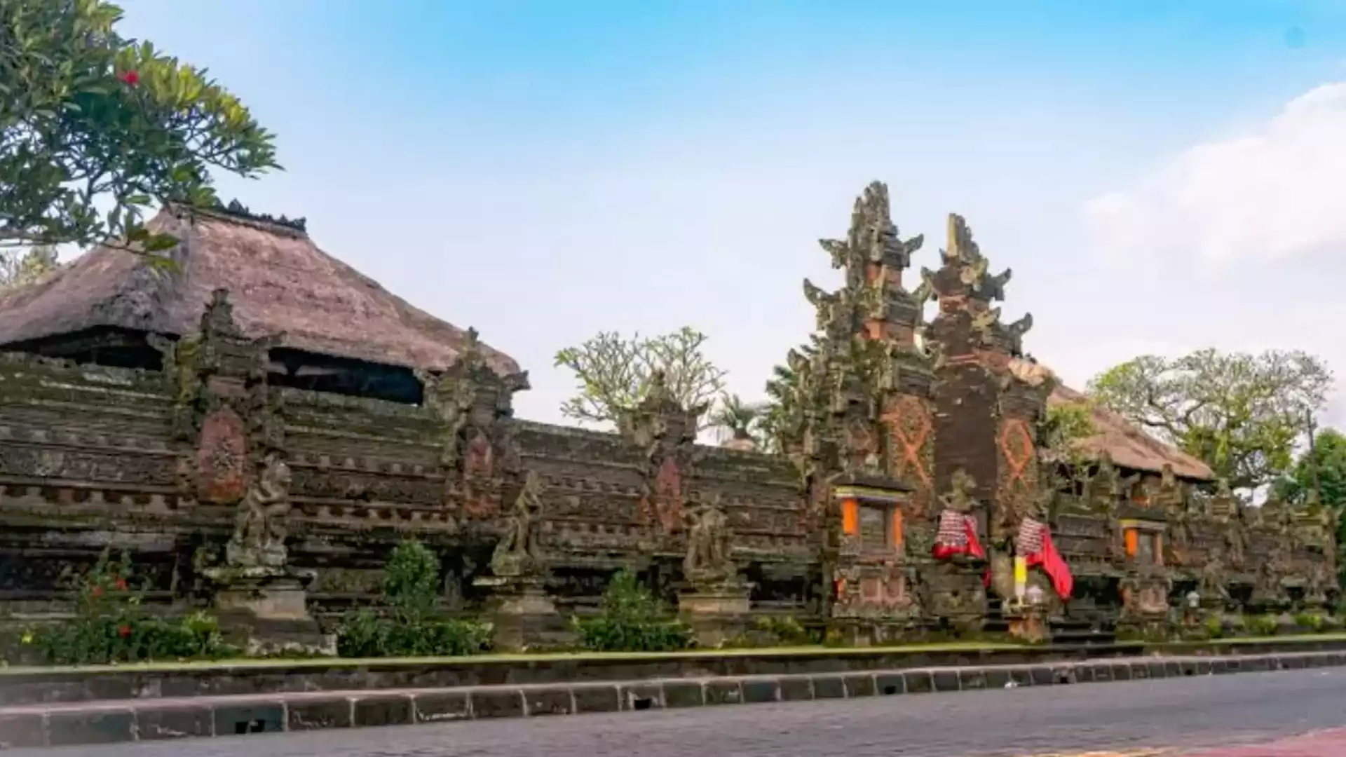 Desa Mas - Terkenal dengan ukiran kayu yang detail dan seni pahat khas Bali.