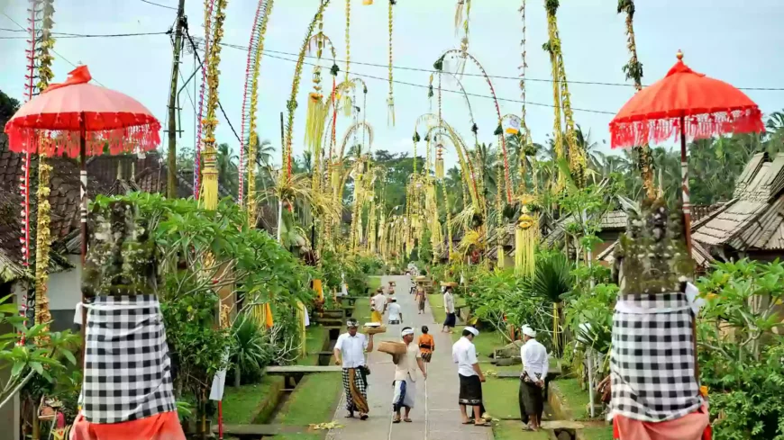 Desa Penglipuran - Desa pegunungan yang asri, bersih, dan terkenal dengan arsitektur tradisionalnya yang terjaga.