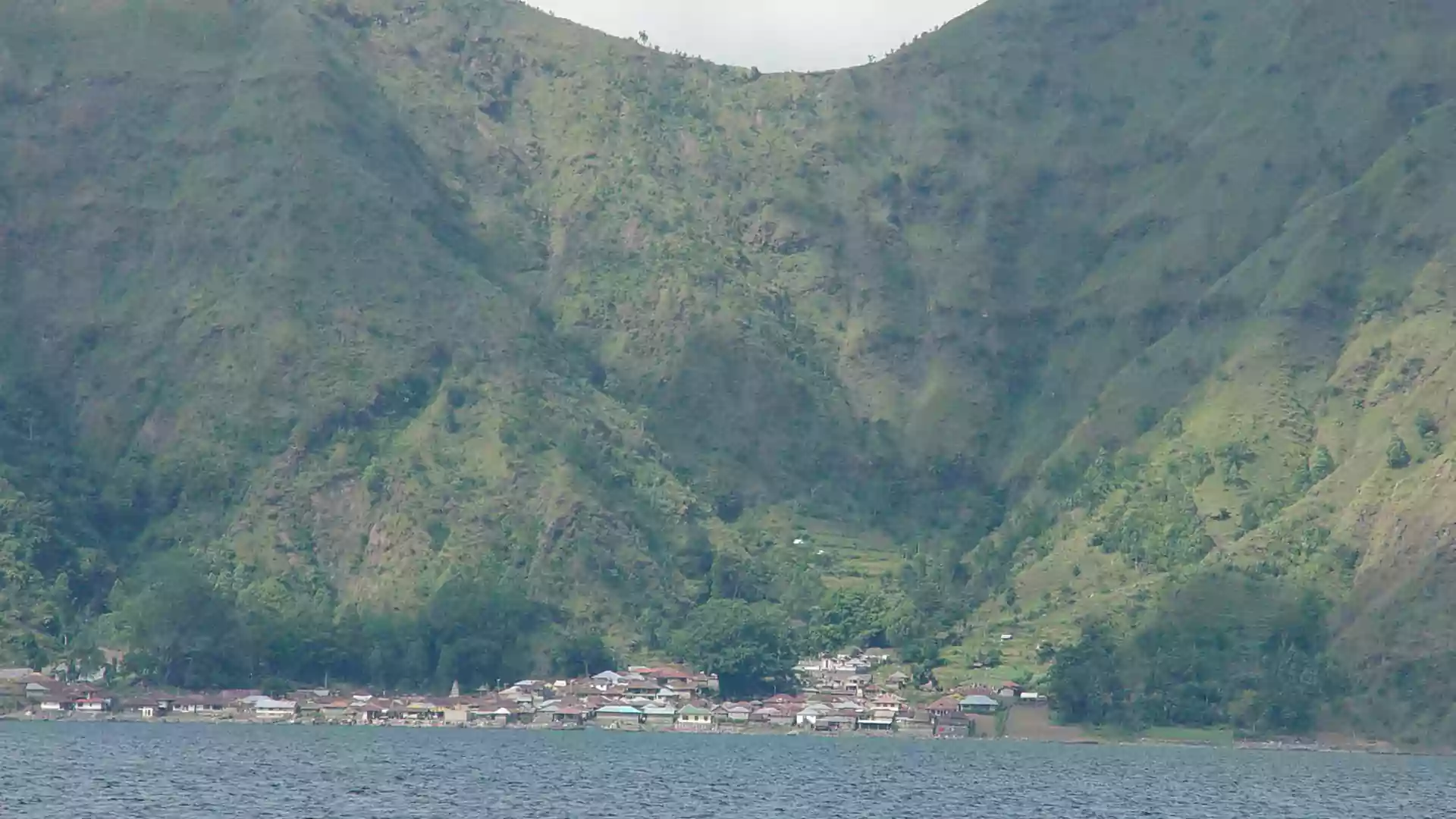 Desa Trunyan - Desa Bali Aga unik di tepi Danau Batur, terkenal dengan tradisi pemakaman terbuka yang masih dijalankan hingga sekarang.