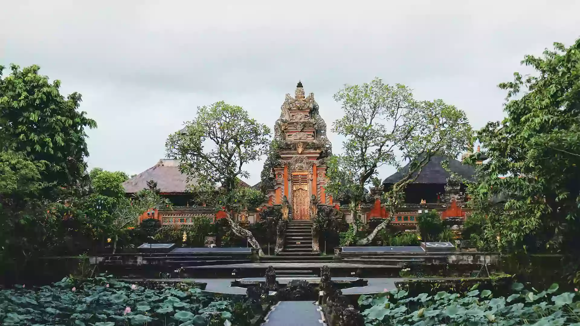 Desa Ubud - Pusat budaya Bali yang terkenal dengan seni, kerajinan tangan, dan pertunjukan tradisional.