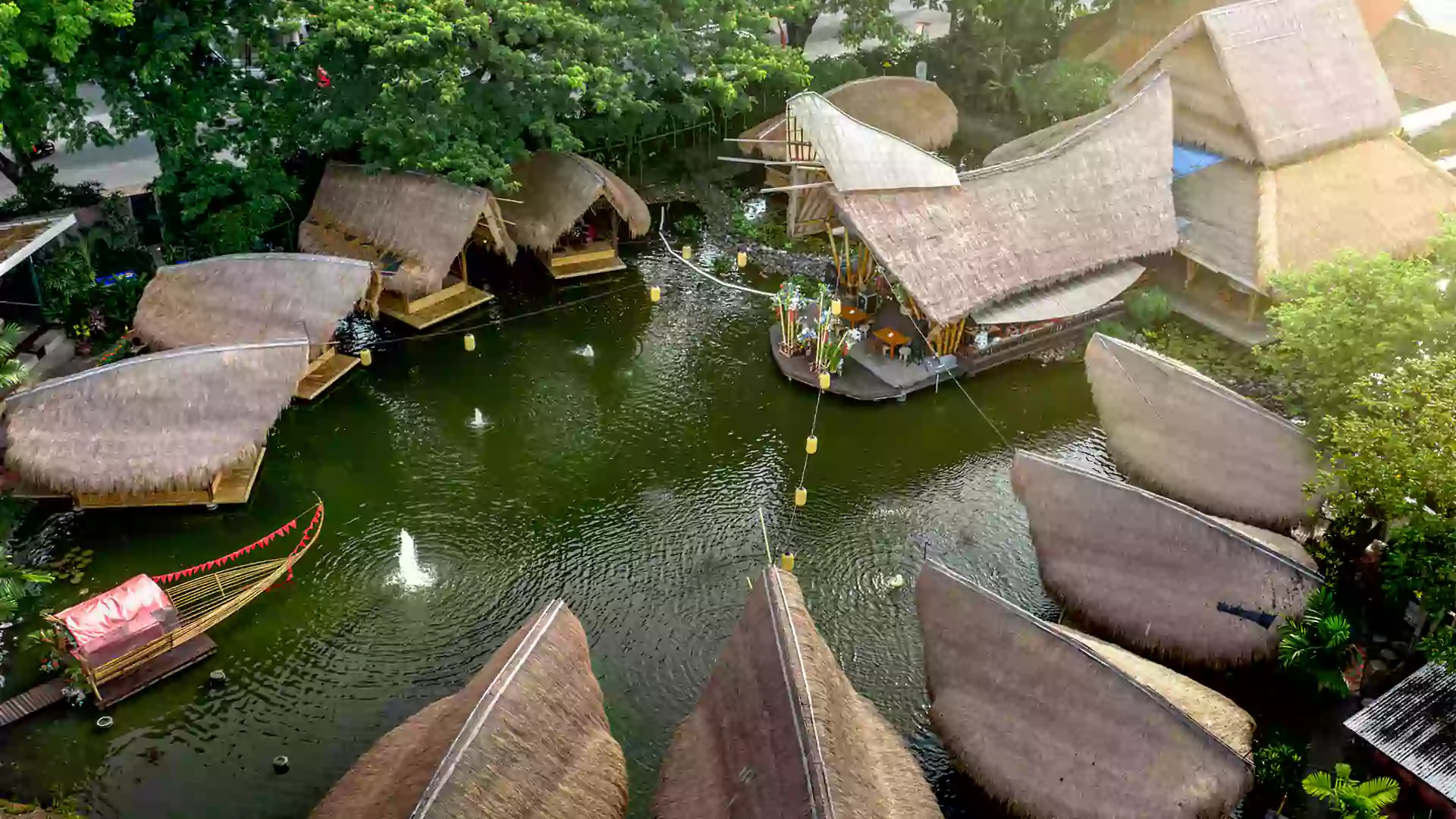 Suasana asri di Bale Udang Mang Engking, restoran halal di Bali dengan saung terapung dan menu seafood halal untuk keluarga.