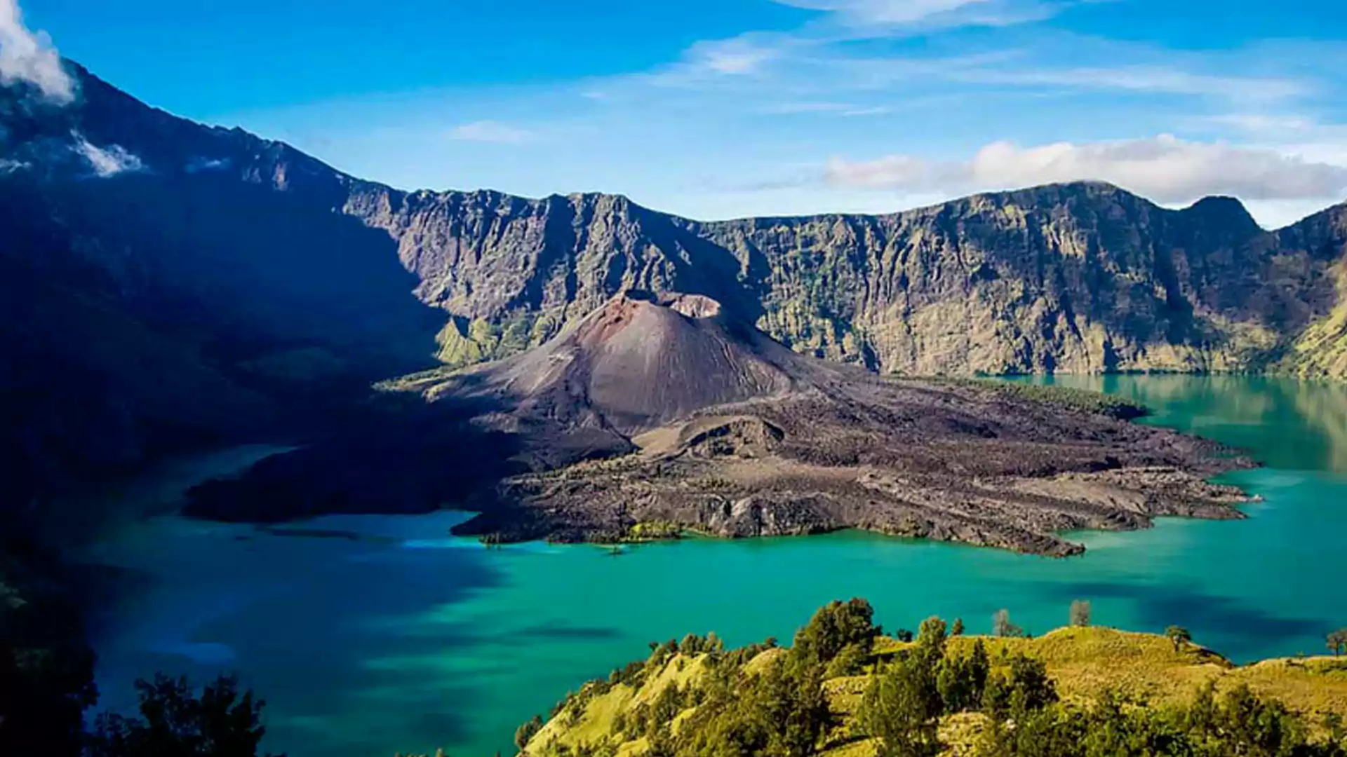 Gunung Rinjani, objek wisata alam di Lombok dengan pemandangan indah