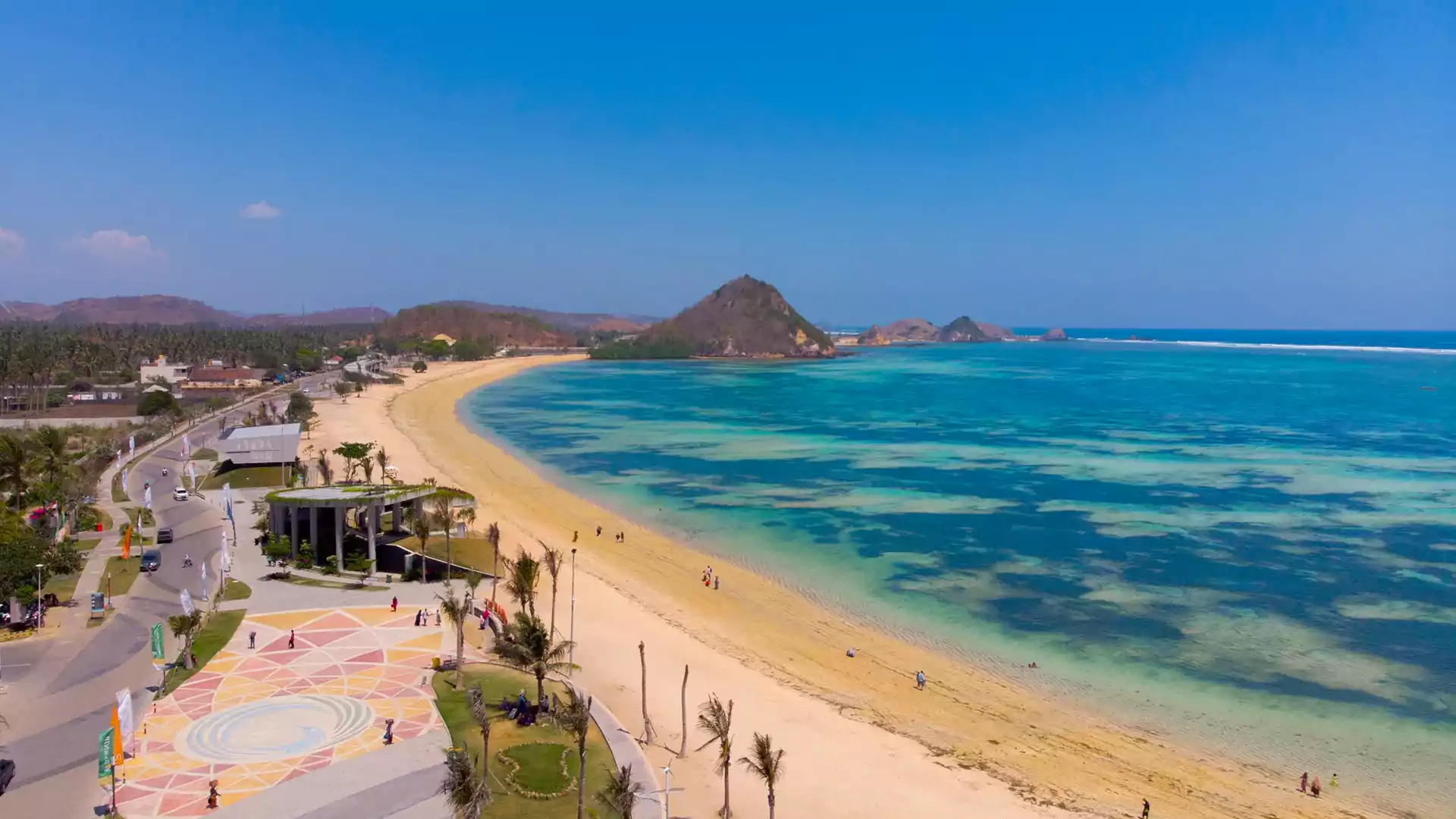 Pantai Kuta Mandalika, destinasi liburan menarik di Lombok untuk keluarga
