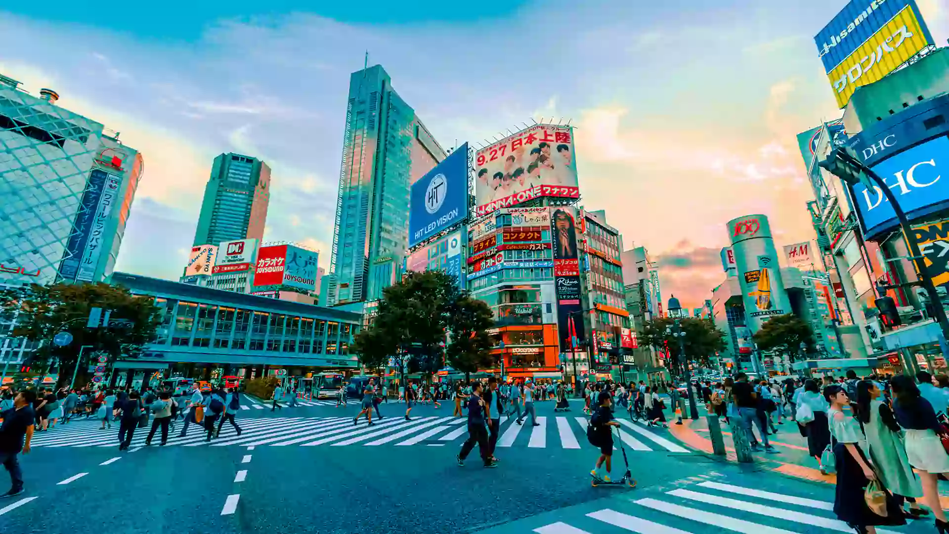 Keramaian Shibuya Crossing Tokyo Jepang saat orang menyeberang di persimpangan paling sibuk dunia dengan gedung dan billboard neon.