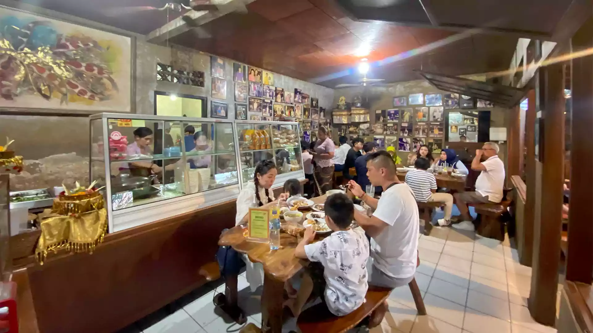 Warung Mak Beng, resto halal legendaris di Bali dengan menu ikan goreng dan sop ikan khas yang jadi incaran wisatawan.
