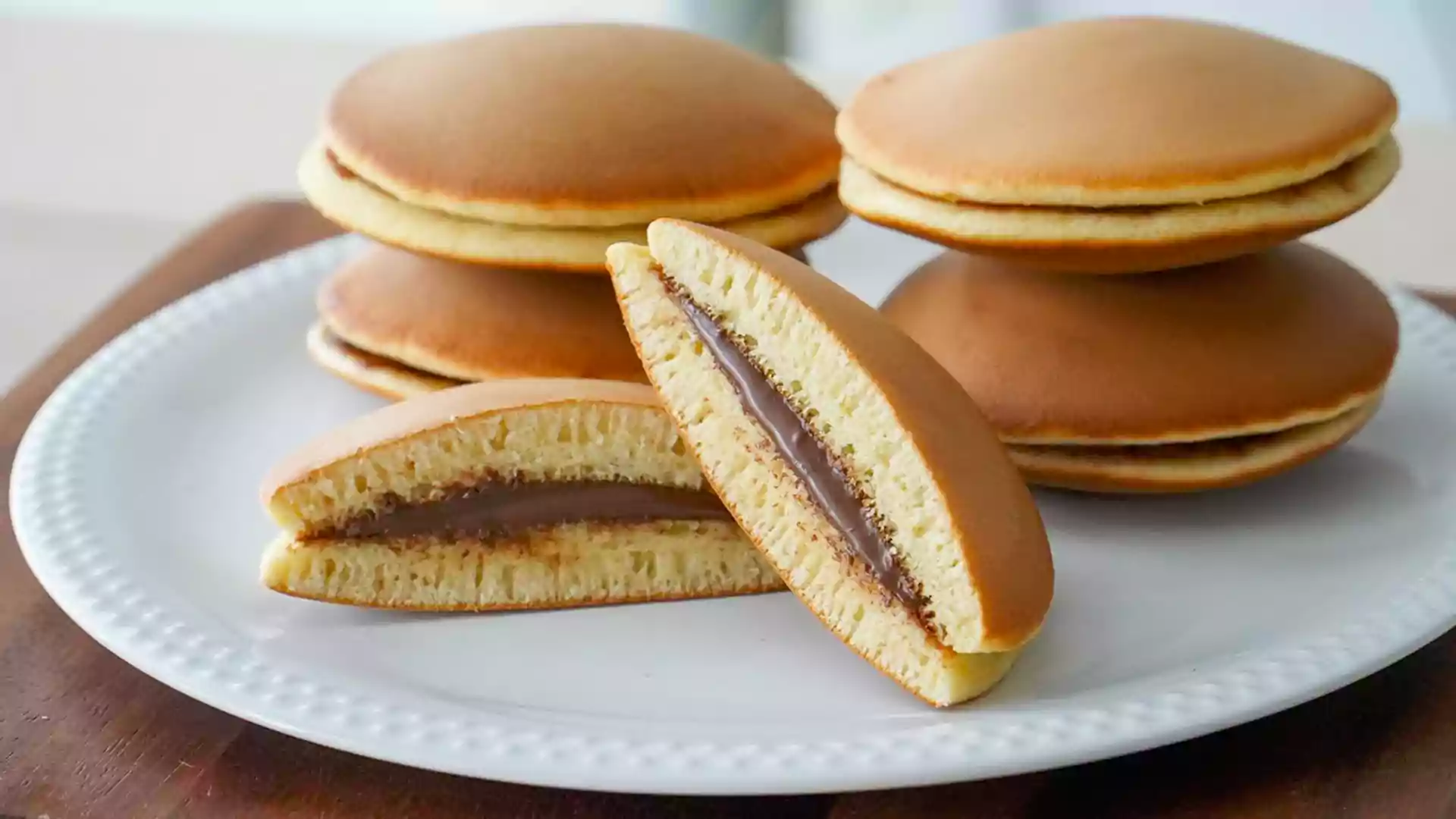Dorayaki makanan khas Jepang berupa pancake lembut isi manis, populer dalam kuliner Jepang dan jadi camilan favorit wisata kuliner Jepang.