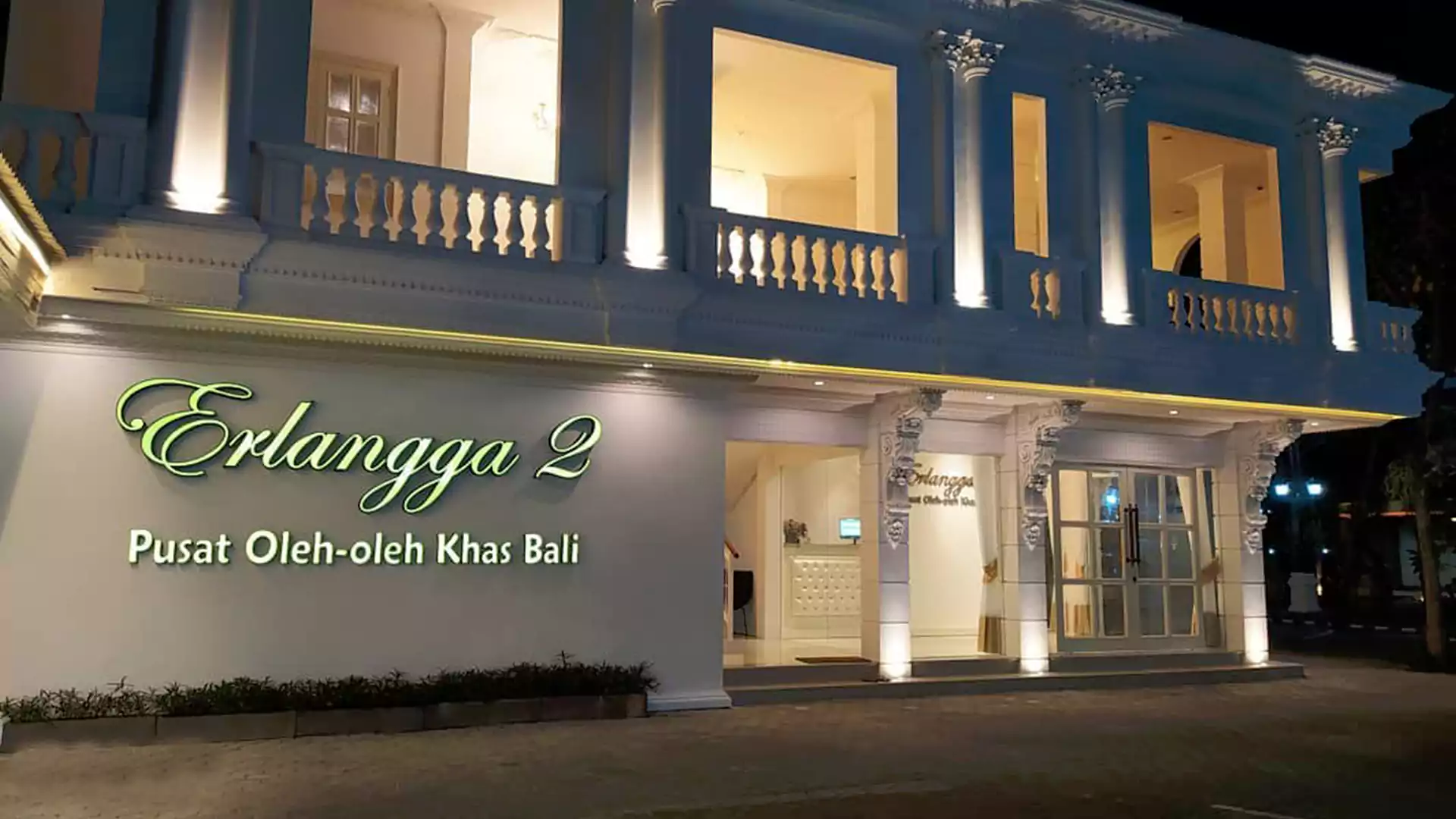 Tampak depan Erlangga 2, pusat oleh-oleh khas Bali yang terkenal lengkap dan nyaman.