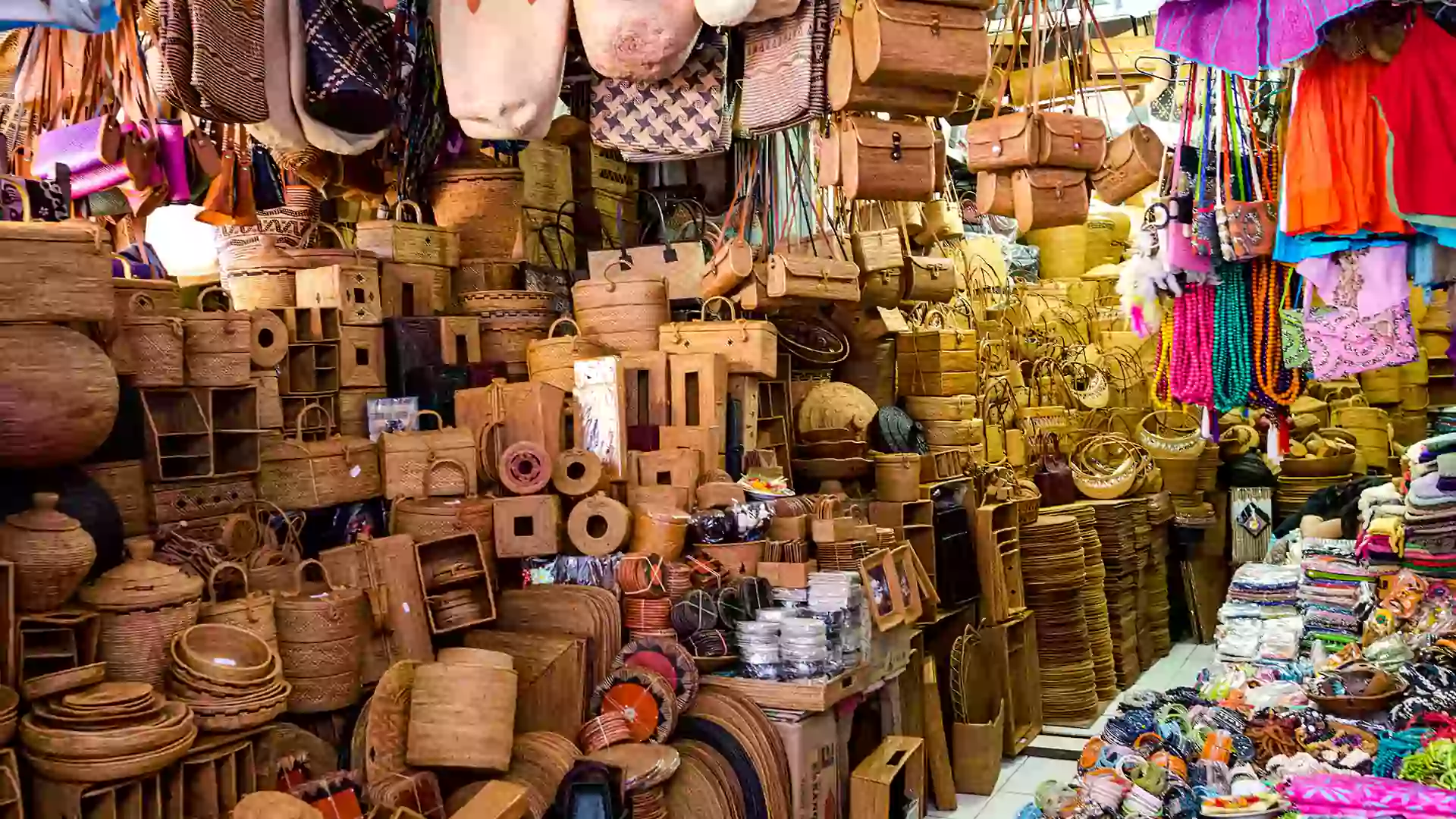 Deretan tas rotan, kain tradisional, dan pernak-pernik di Pasar Guwang Sukawati, pusat oleh-oleh Bali alternatif dengan harga terjangkau dan suasana tradisional.