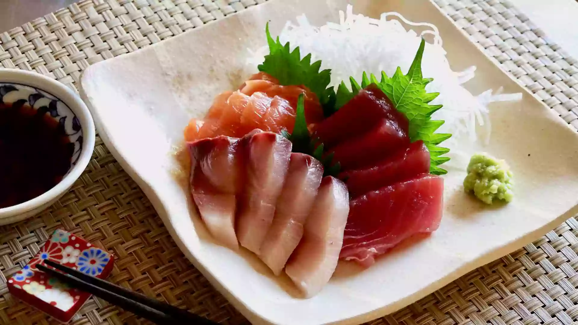 Sashimi makanan Jepang berupa irisan tipis ikan segar, menonjolkan kualitas bahan dan keindahan kuliner khas Jepang dalam wisata kuliner Jepang.