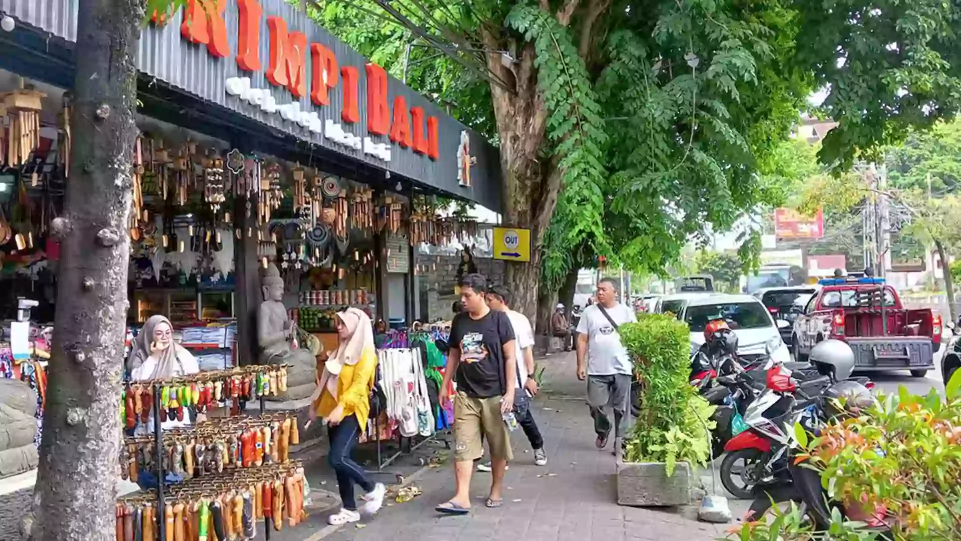 Tampak depan toko Serimpi Bali yang menjual aneka pakaian dan suvenir khas Bali, salah satu tempat oleh-oleh yang ramai dikunjungi wisatawan.