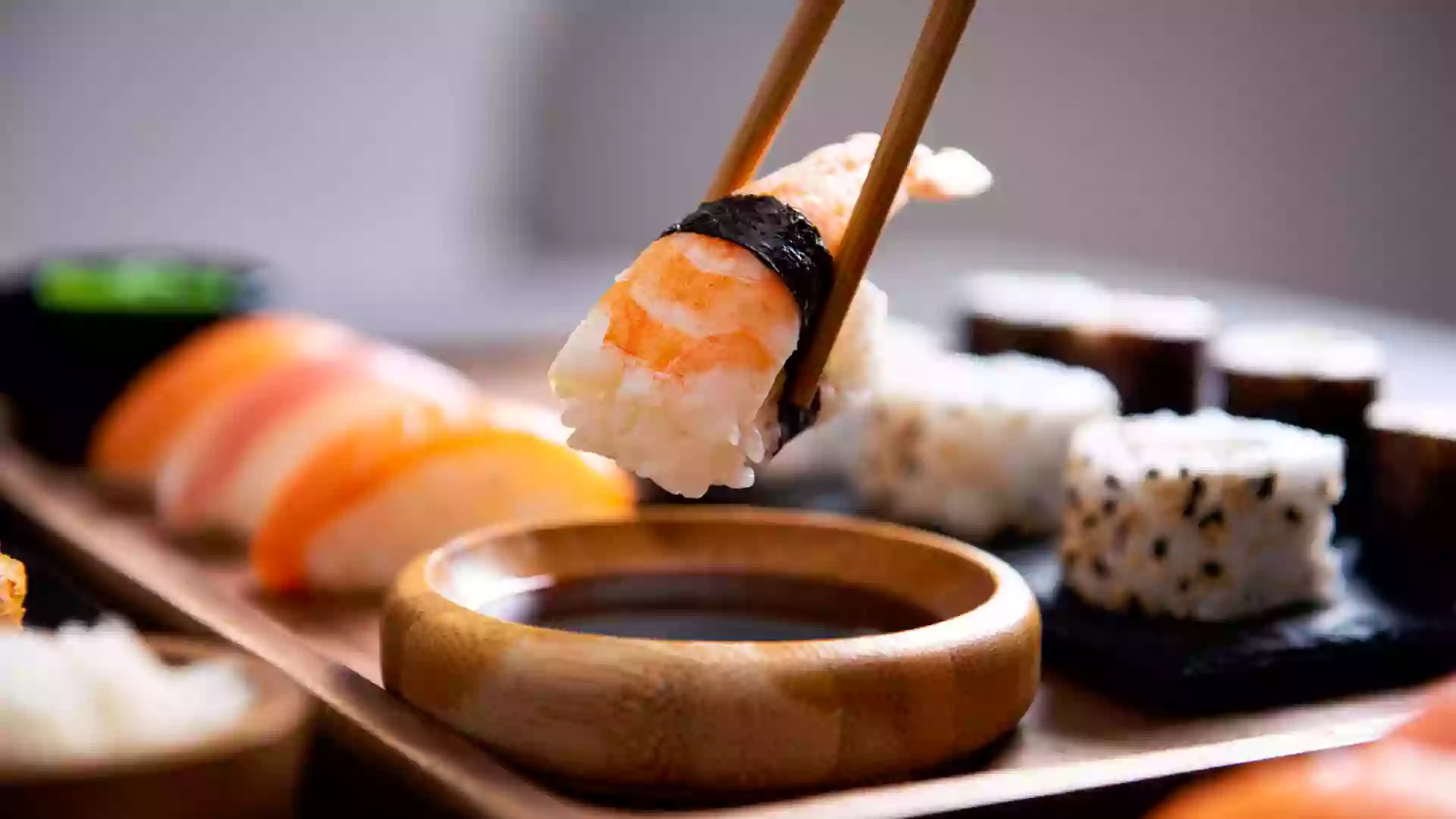 Sushi makanan Jepang paling terkenal dengan nasi, ikan segar, dan nori, ikon kuliner Jepang yang wajib dicoba saat wisata kuliner Jepang.