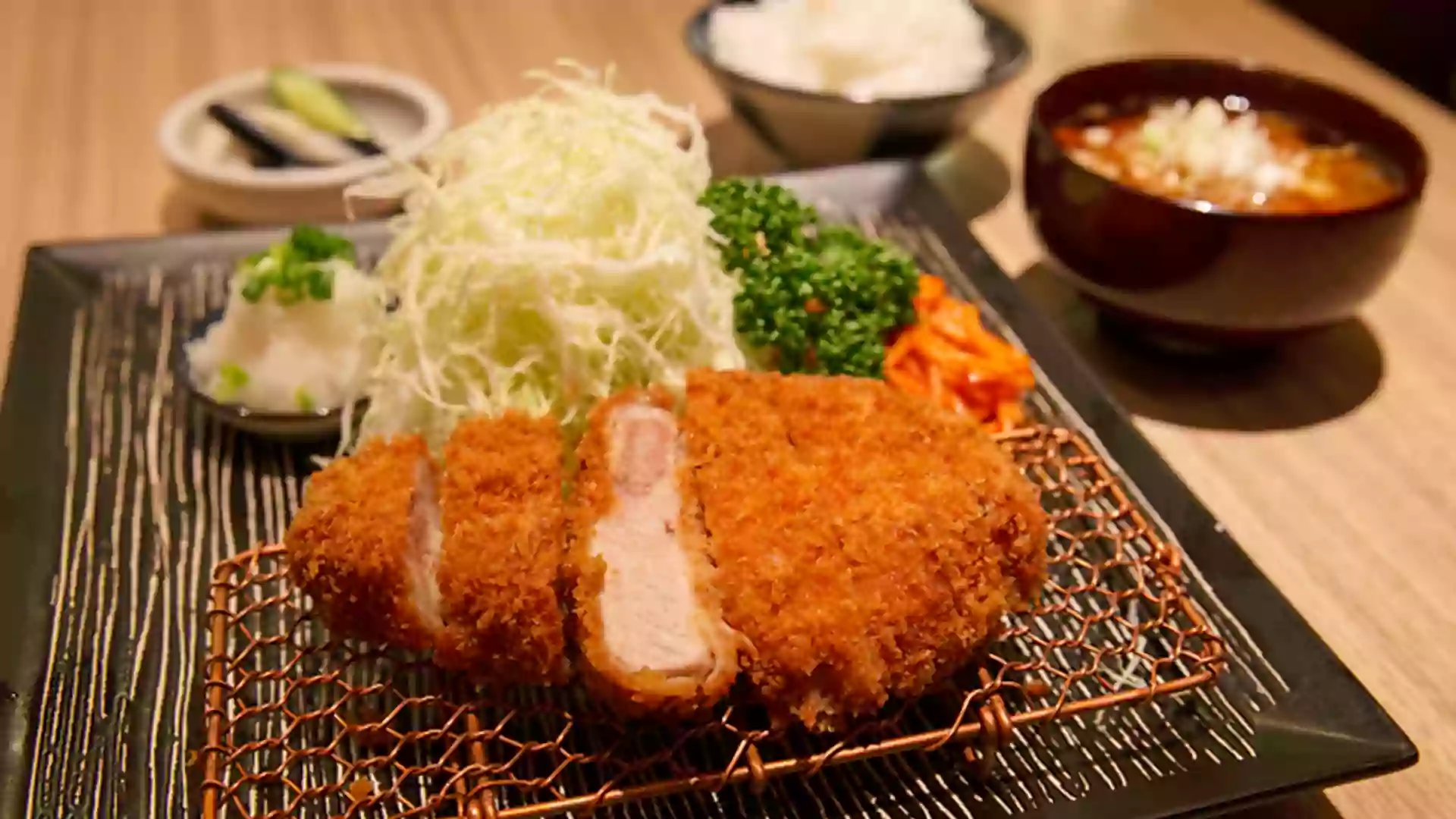 Tonkatsu makanan Jepang berupa daging babi goreng tepung renyah, disajikan dengan nasi dan sayuran, populer dalam kuliner khas Jepang.