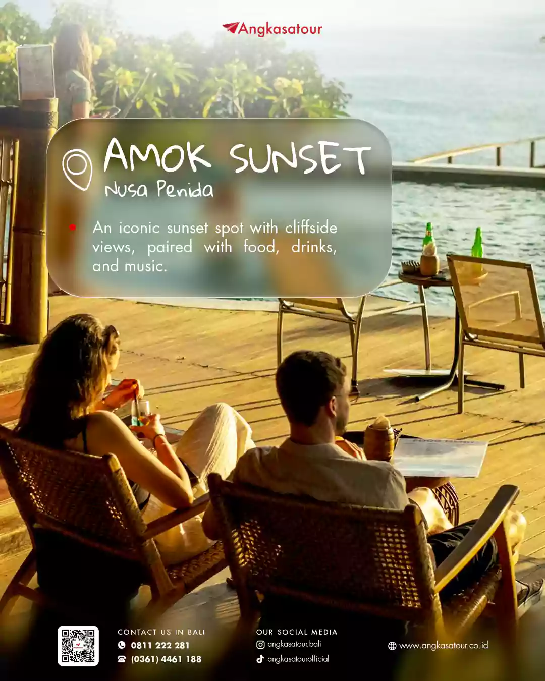 Pasangan menikmati pemandangan sunset dari tepi infinity pool Amok Sunset, Nusa Penida – tempat terbaik untuk merasakan momen senja romantis