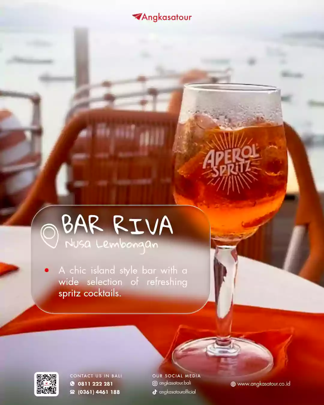 Segelas cocktail segar dengan latar laut Jungut Batu di Bar Riva, Nusa Lembongan – bar elegan untuk menikmati sunset bergaya ala Amalfi Coast.