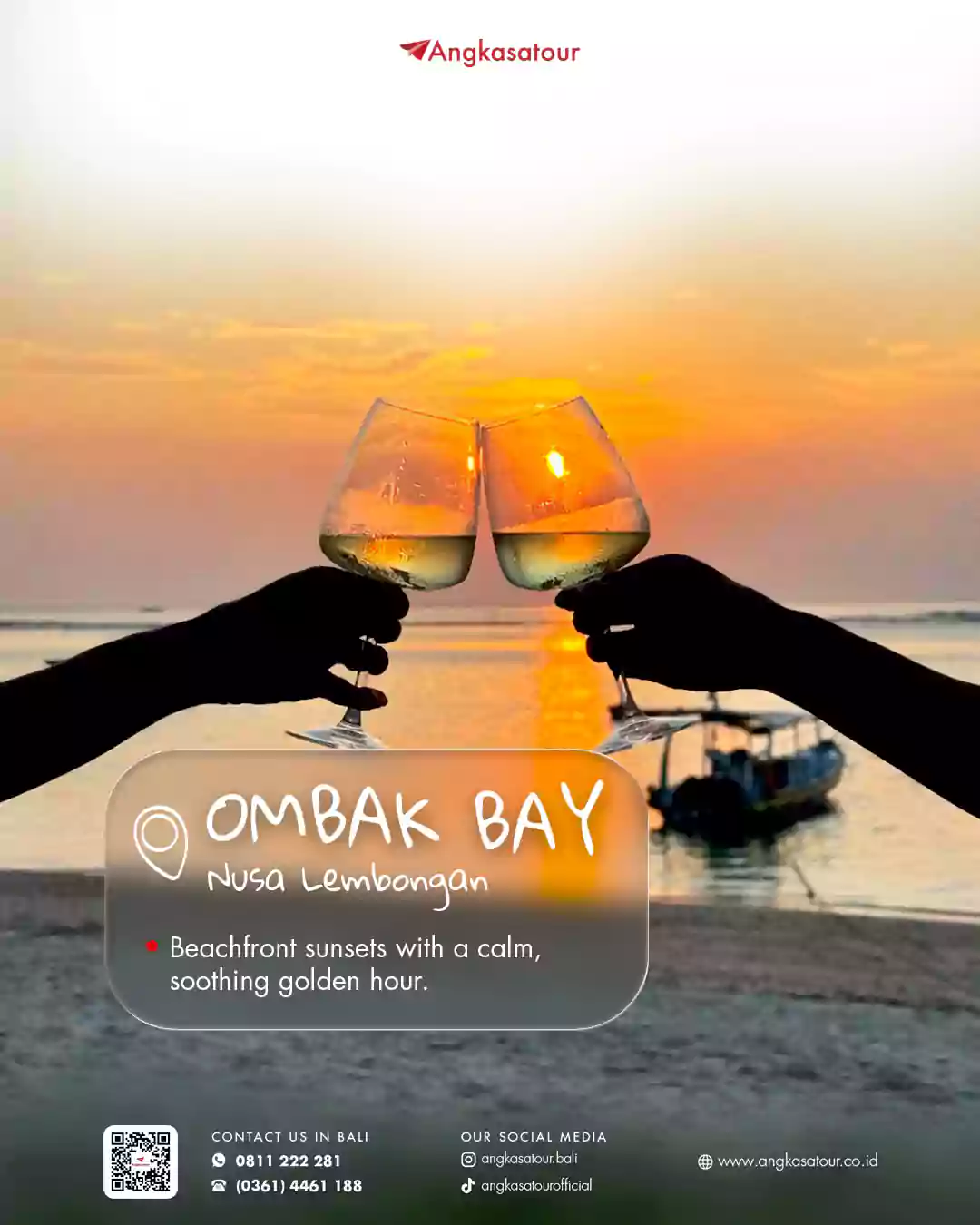 Dua orang bersulang dengan latar sunset tenang di Ombak Bay, Nusa Lembongan – spot terbaik menikmati golden hour di tepi pantai bersama Angkasa Tour & Travel.