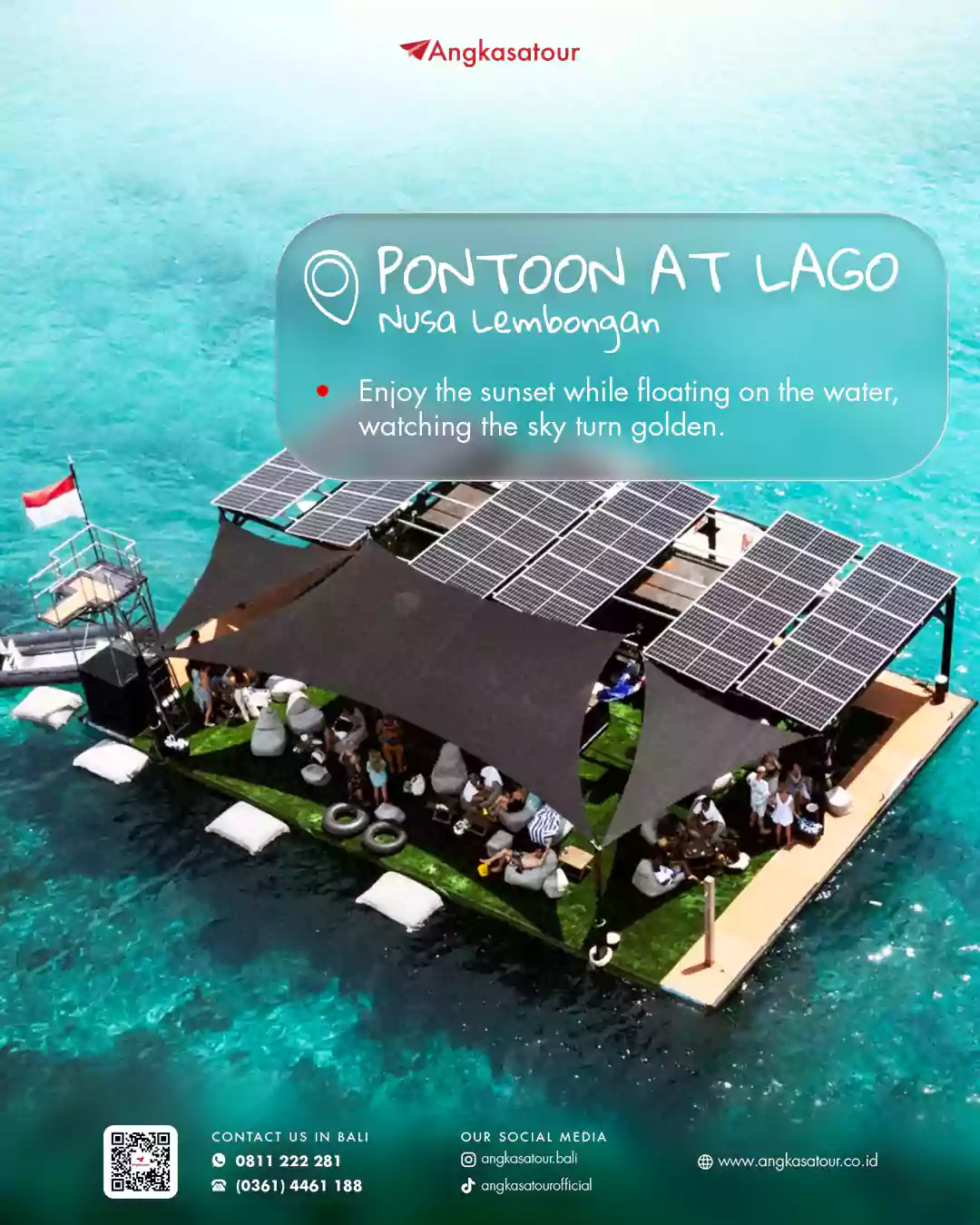 Bar apung Pontoon at Lago terapung di laut biru jernih Nusa Lembongan, tempat unik untuk melihat sunset sambil bersantai di tengah laut.