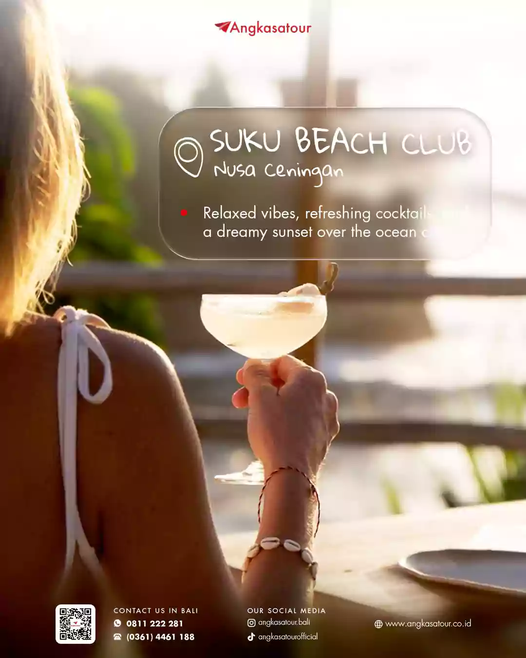 Seorang pengunjung menikmati minuman sore dengan latar sunset di Suku Beach Club, Nusa Ceningan – beach club santai untuk chill sore hari.