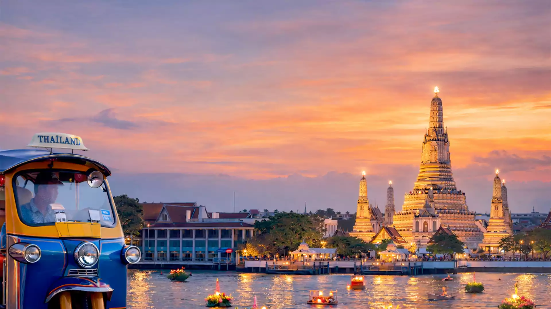 Pemandangan Wat Arun Bangkok saat matahari terbenam dengan tuk tuk di tepi Sungai Chao Phraya dan krathong terapung di air.