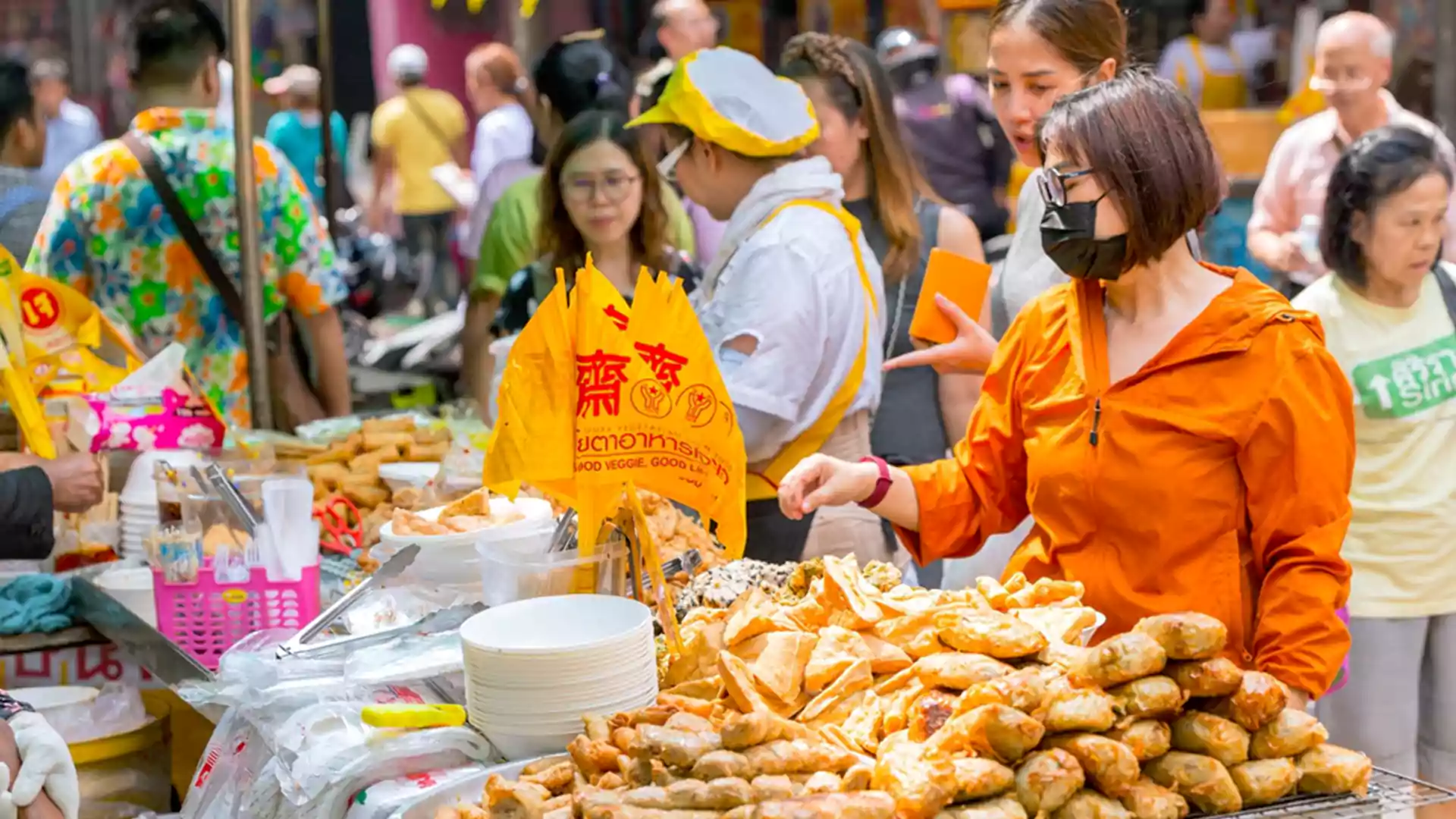 Wisatawan memilih makanan vegetarian di street food Chinatown Bangkok saat Festival Vegetarian Thailand yang ramai dengan pedagang makanan dan pengunjung.