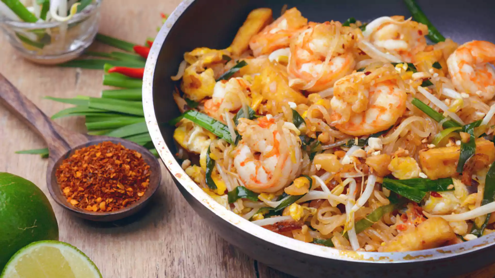 Pad Thai, mie goreng khas Bangkok Thailand dengan udang, tauge, telur, dan taburan kacang.