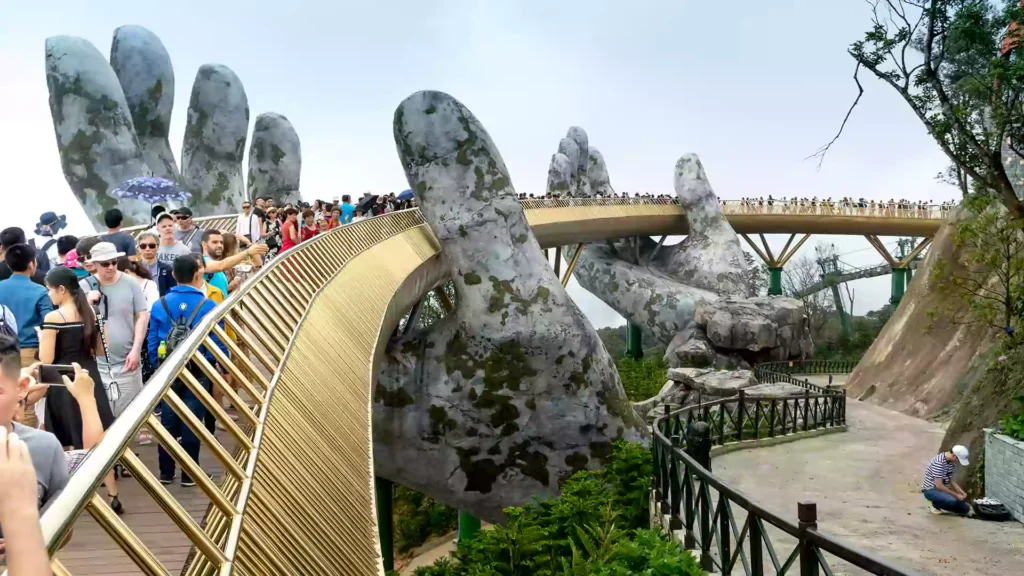 Wisatawan mancanegara berjalan di Golden Bridge Da Nang Vietnam, destinasi populer yang wajib isi Vietnam E-Pass sebelum tiba