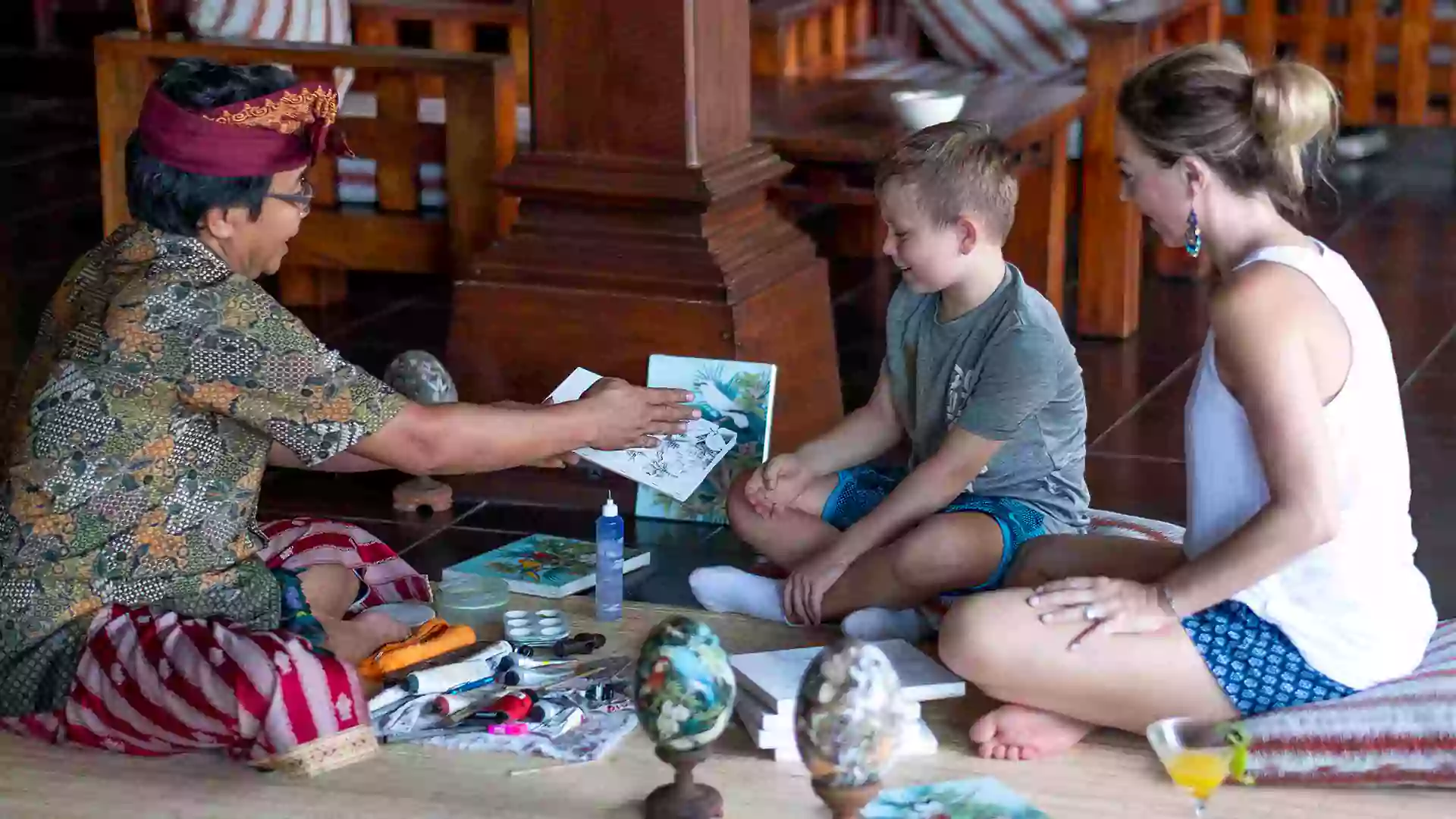 wisata Bali dengan anak ikut kelas melukis dan membatik di Ubud, anak-anak belajar seni budaya Bali yang kreatif