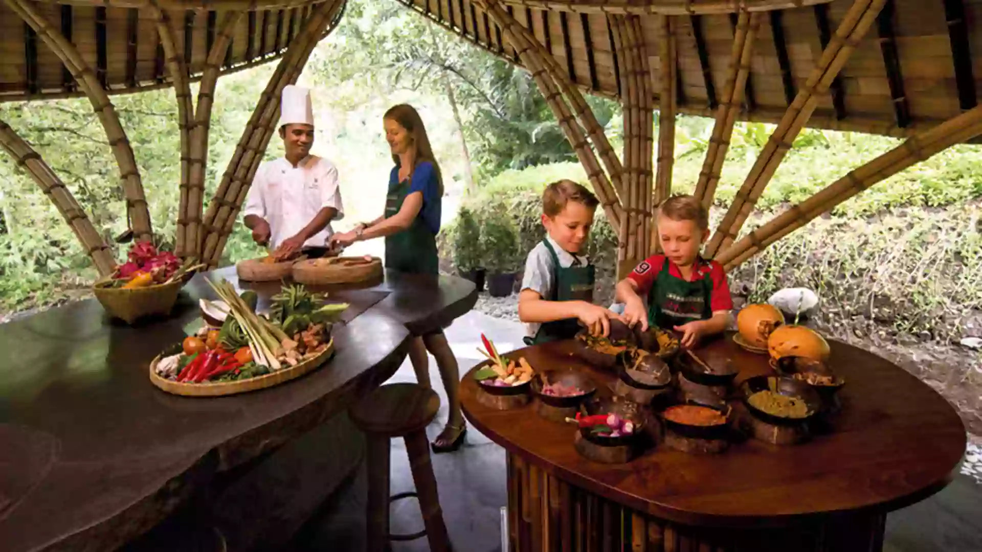 wisata Bali dengan anak ikut kelas memasak keluarga di Ubud, anak - anak belajar masak makanan khas Bali yang seru