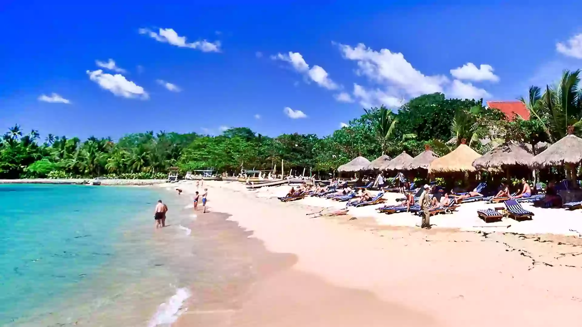 wisata Bali dengan anak di Pantai Nusa Dua yang aman dan tenang, keluarga bermain pasir dan air bersama